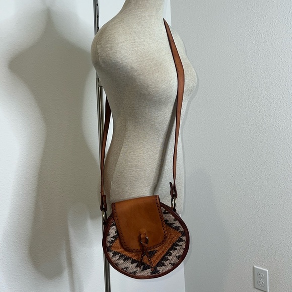 πΉ Free People Round Canteen Saddlebag - Picture 3 of 7